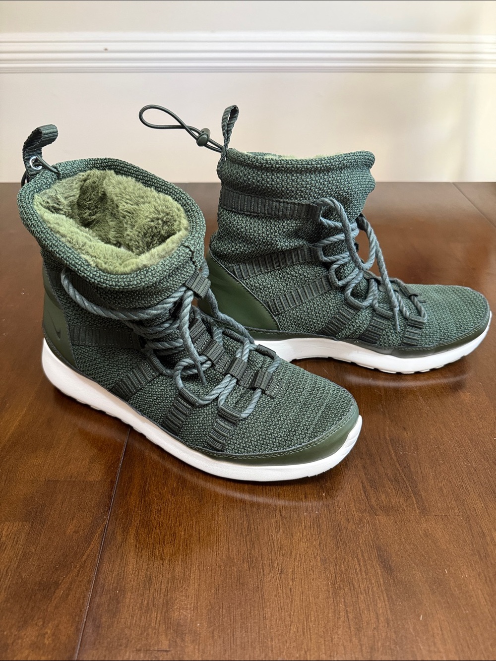 Nike Roshe One Hi Green Sherpa Lined Sneaker Boots Women’s Size 9.5